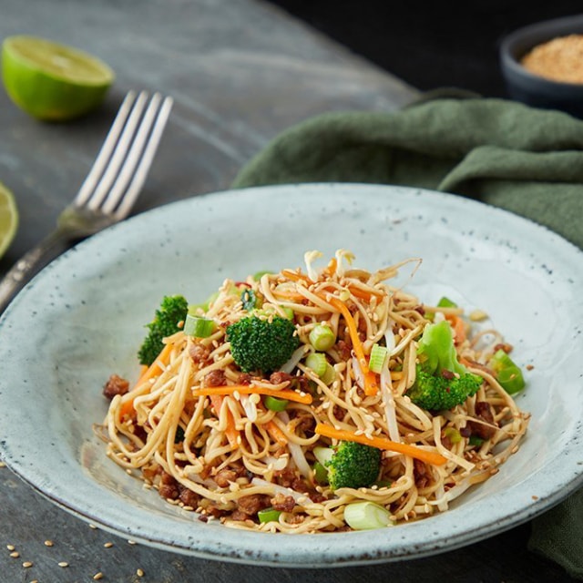 Wegetariańskie danie z woka z makaronem Asian Noodles Wegetariańskie danie z woka z makaronem Asian Noodles